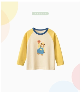 Dettaglio di una maglietta in cotone a maniche lunghe per bambini con stampa orso