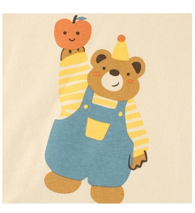 Dettaglio della stampa di un orsetto cartoon su tessuto di cotone beige per bambini
