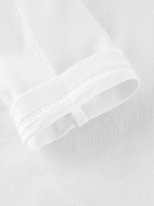 T-shirt manches longues enfant en coton blanc montrant le détail de couture et la texture