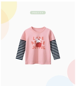 Détail du t-shirt rose en coton avec manches rayées et motif lapin pour fillette