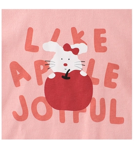 Détail de tricot de coton rose avec un imprimé lapin et pomme pour t-shirts de fille