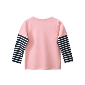 Détail d'un t-shirt rose pour enfant à manches longues avec rayures bleues et blanches