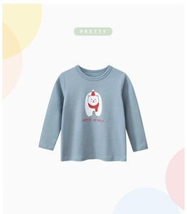 Details des hellblauen Langarmshirts für Kinder mit Eisbären-Print und Schal-Motiv