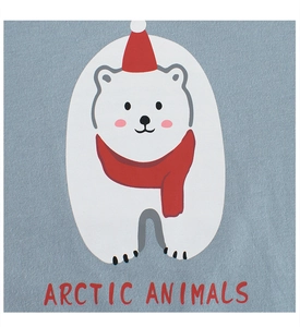 Detailaufnahme eines blauen Kinder-T-Shirts mit süßem Eisbär-Print und Weihnachtsmütze