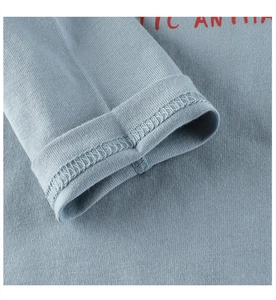 Detailansicht des blauen Kinder-Langarmshirts mit sauberen Ärmelnähten und Animal-Druck