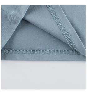 Makroaufnahme von blau-grauem Strickstoff mit Doppelnaht- und Saumdetails