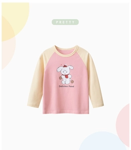 Détail d'un t-shirt enfant à manches raglan avec motif chien de dessin animé et texte