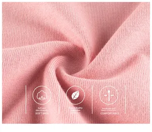 Gros plan sur la maille de coton rose aux plis souples et finition de haute qualité Classe A