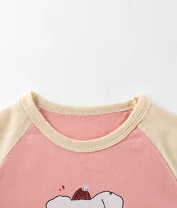 Détail des manches raglan et de l'encolure surpiquée sur ce haut à manches longues fille