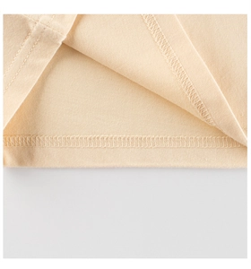 Dettaglio della doppia cucitura sulla t-shirt a maniche lunghe in cotone beige per bambini