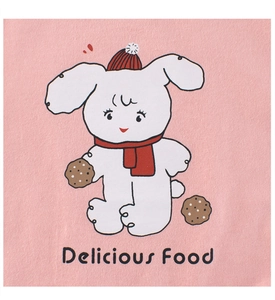 Détail d'un t-shirt rose en coton avec motif de chien mignon et texte Delicious Food