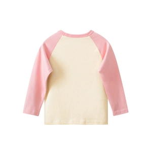 Dettaglio maglia a maniche lunghe raglan per bambini in beige e rosa con contrasto