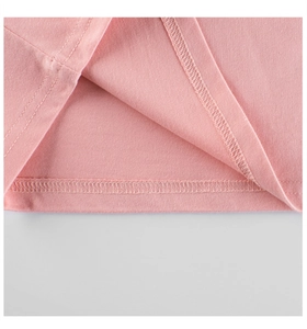 Détail de l'ourlet du t-shirt rose avec couture professionnelle à double aiguille