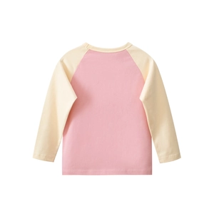 Détail d'un t-shirt à manches longues pour fille avec manches raglan roses et coton doux