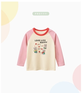Detail der Raglanärmel und des Bärendrucks auf einem Kinder-Langarm-T-Shirt