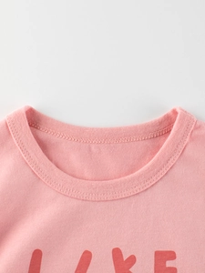 Détail de l'encolure du T-shirt rose à manches longues pour filles avec imprimé LIKE