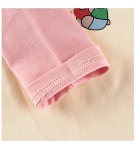 Detailansicht der feinen Nähte und Baumwolltextur am rosa-beigen Kinder-Langarmshirt