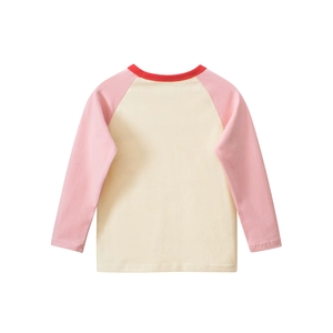 Detailansicht des Raglan-T-Shirts für Mädchen mit rotem Rippbündchen und Baumwollgewebe