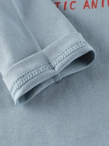 Nahaufnahme des Ärmelbündchens eines blauen langärmeligen Baumwoll-T-Shirts mit feinen Nähten