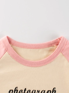 T-shirt bimba a maniche lunghe in cotone con scollo rotondo rosa e stampa frontale