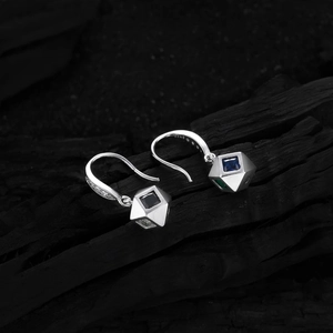 Eleganti orecchini a cubo in argento 925 con cristalli blu e verdi su carbone