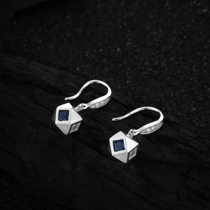 Orecchini geometrici in argento con zircone blu e design quadrato traforato