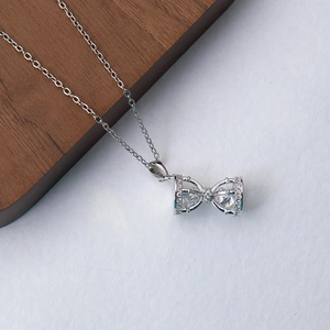 Collier élégant avec pendentif nœud sablier et zircons brillants sur chaîne argentée