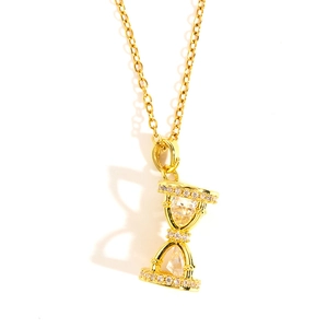 Collier pendentif sablier créatif au fini doré avec accents de cristaux de zircon brillants