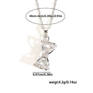 Détail du pendentif sablier créatif serti de zircons blancs sur une chaîne argentée