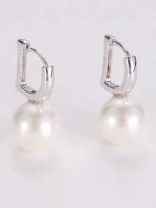 Élégantes boucles d'oreilles créoles D en argent S925 avec perles blanches rondes