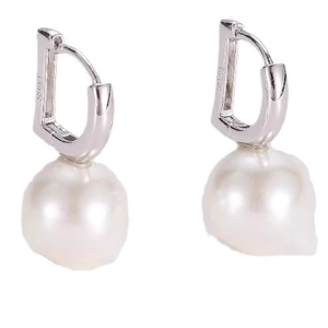 Élégantes boucles d'oreilles perles baroques avec fermoirs en argent S925 sur fond blanc