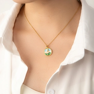 Détail du collier en émail tulipe porté par un mannequin montrant la chaîne dorée raffinée