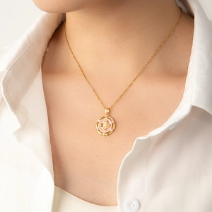 Détail du collier fleur avec émail rose et incrustation de zircon étincelant