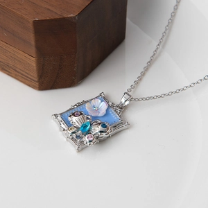 Collier rétro français style peinture florale avec papillon et fleur au fini nacré