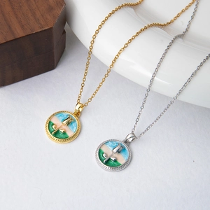 Détail de pendentifs tulipes ronds avec incrustation d'émail coloré sur chaînes or et argent