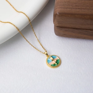 Détail du collier chaîne dorée avec un pendentif rond tulipe en émail de style français