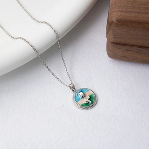 Détail du collier en émail argenté montrant le design floral de tulipe bleue et artisanat fin