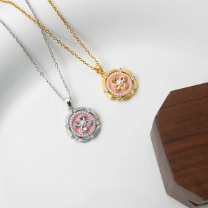 Détail de colliers vintage en émail fleuri en or et argent avec accents perlés