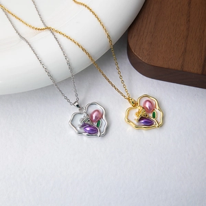 Collier cœur en émail tulipe doré et argenté avec pendentif floral 3D détaillé