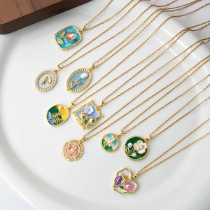 Collier Pendentif Émail Rose Artistique en Acier Titane Perle Artificielle Strass Cœur Fleur Chaîne Clavicule pour Femmes