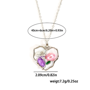 Détail du collier cœur en argent avec pierres précieuses violettes et roses et fleurs