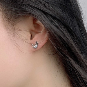 Orecchino a perno gatto vintage argento con occhi blu in stile punk su modella