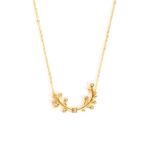 Collier élégant en titane doré branche d'olivier avec zircons sur fond blanc