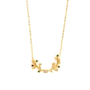 Gros plan sur un collier en acier titane avec branche d'olivier dorée et pierres gemmes