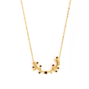 Détail du collier en acier titane doré avec pendentif branche d'olivier et gemmes noires