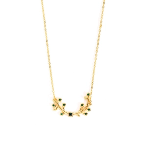 Détail du collier en titane doré avec pendentif branche d'olivier et gemmes vertes