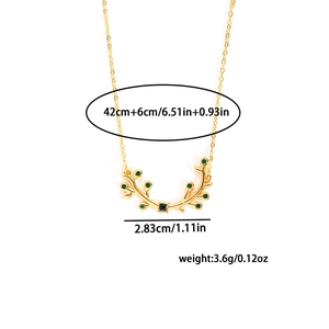 Vue détaillée du collier branche d'olivier avec pierres vertes et dimensions 42cm