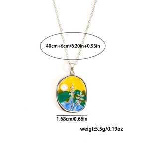 Collier fleur en émail avec chaîne argentée et détails en perles blanches