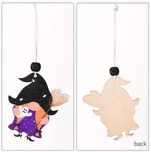 Détail recto verso d'un gnome d'Halloween en bois avec motifs de maille violette et fantôme