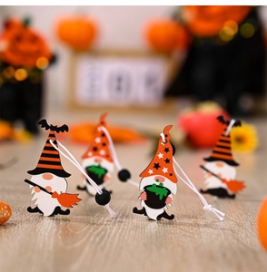Détail de pendentifs gnomes d'Halloween en bois avec motifs de chauve-souris et balais